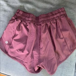 Lululemon Hottie Hot 2.5” shorts size 4 maroon